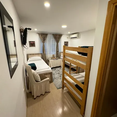 And Lena Hostel