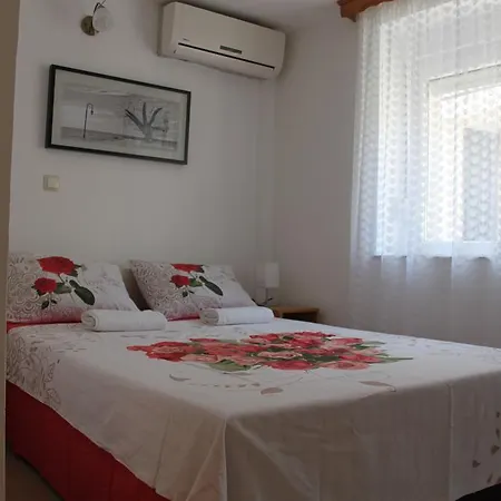 And Lena Hostel