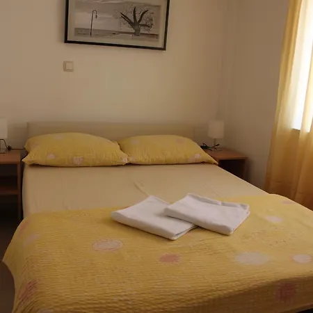 And Lena Hostel *