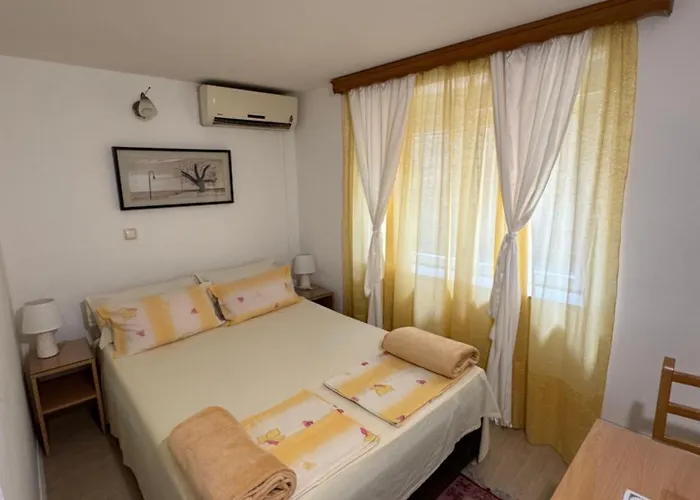 Hostel And Lena Μόσταρ