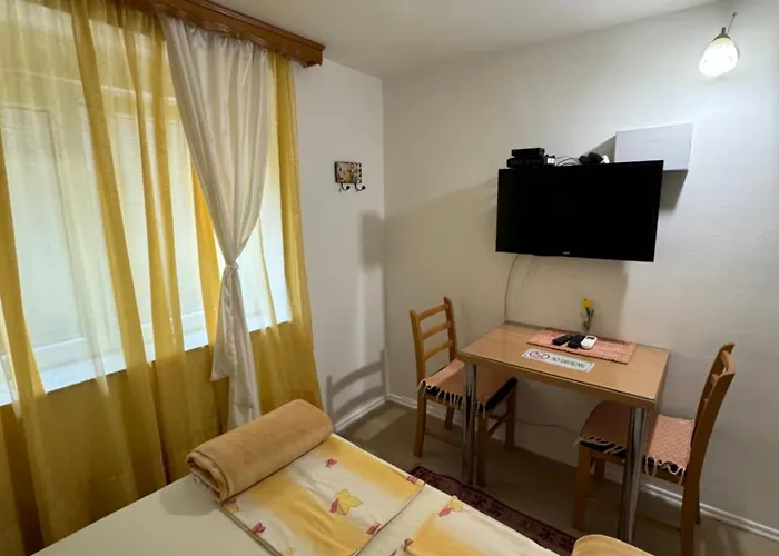 And Lena Μόσταρ