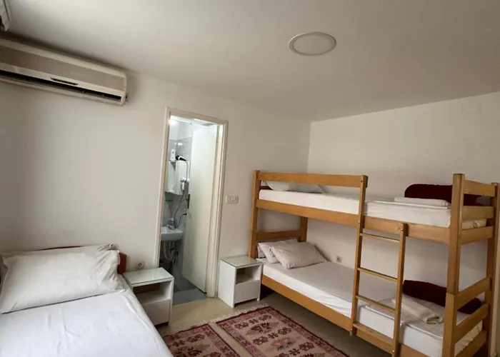 And Lena Hostel Μόσταρ